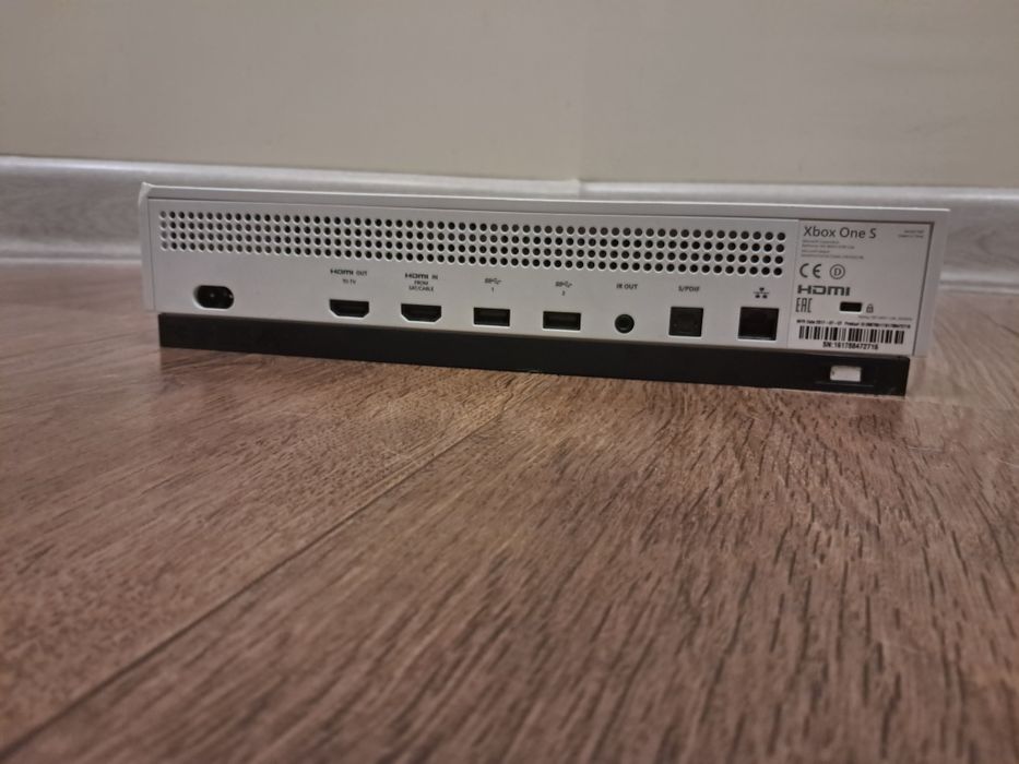 Консоль Xbox one s 1 терабайт з двома контролерами!