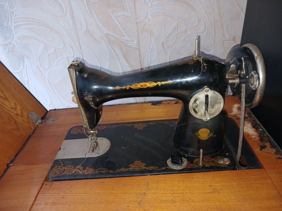 Швейная машинка с ножным приводом находится в тумбочке