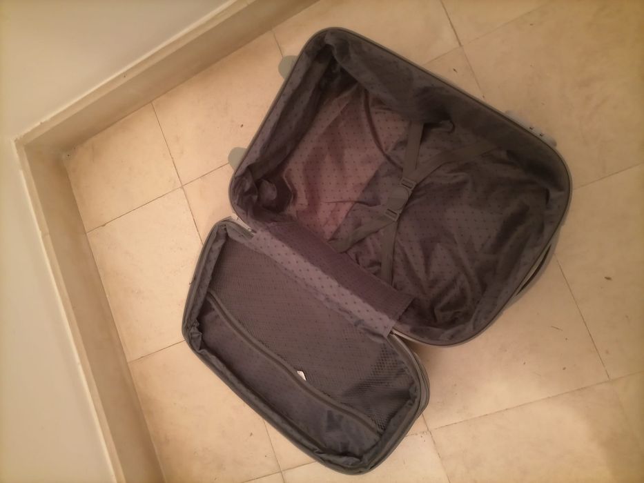 Pequena mala de viagem