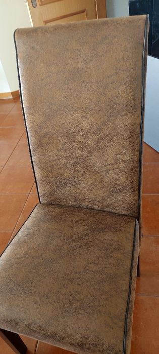 Quatro cadeiras de mesa de jantar novas