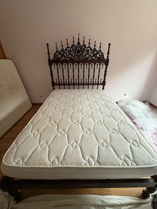 Cama de casal estilo antigo