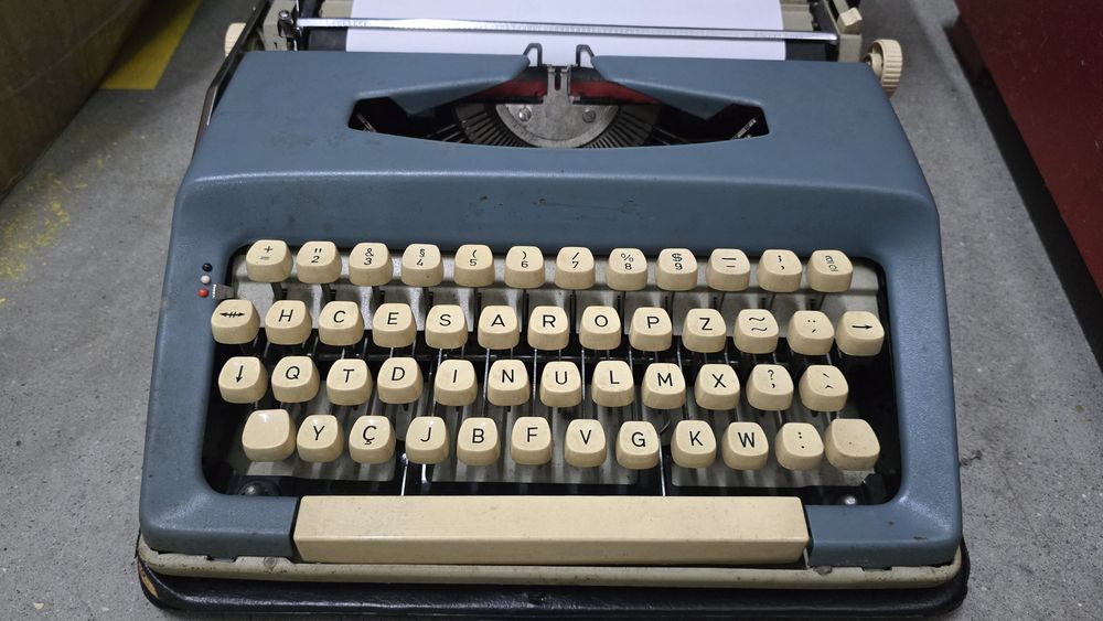 Máquina de Escrever Maritsa 12 (Teclado HCESAR) c/ Maleta Rígida  e Instruções
