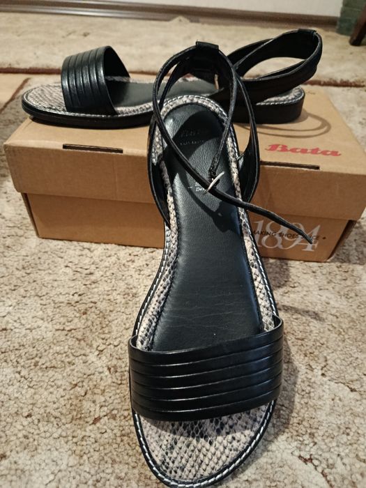 Продам жіночі шкіряні босоніжки Bata р.39