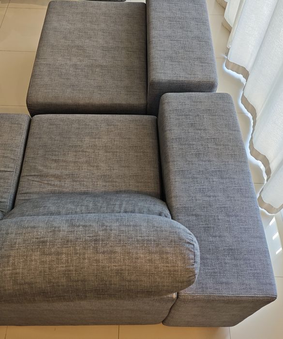 (Inativo/reservado) Sofá de sala espaçoso cinzento
