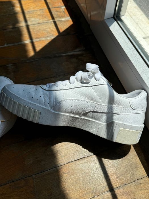 Tenis - Puma Branco com o solado bege