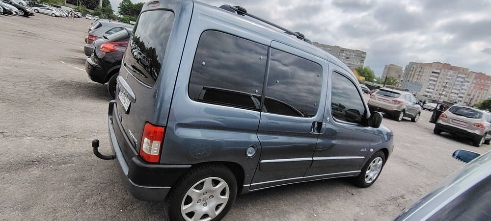 Продам авто Пежо партнер