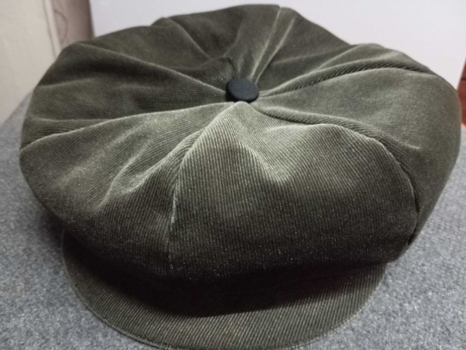 Берет зимний с козырьком