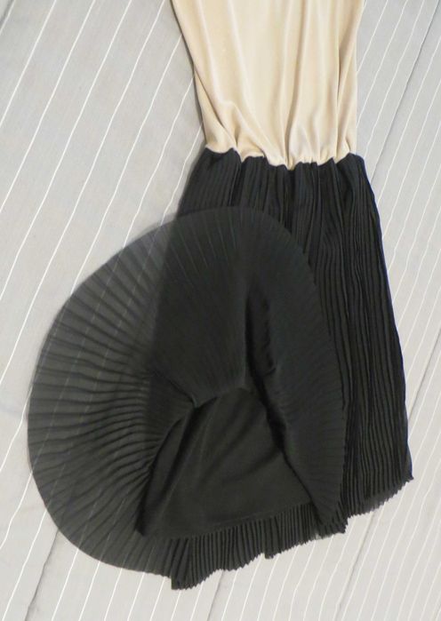 Vestido Springfield, dourado à frente, saia preta plissada e forrada M