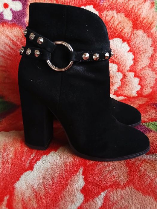 Продам жіночі ботільони з натуральної замши.