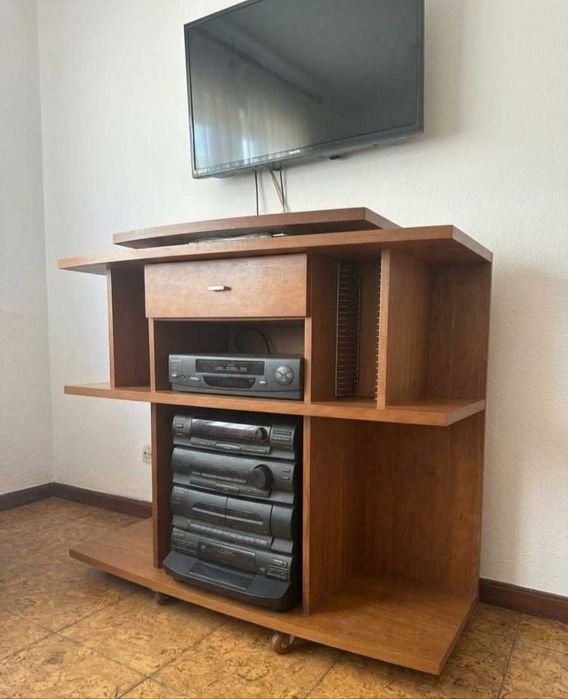 URGENTE/Desocupar: Móvel de TV / Hi-Fi Vintage em Madeira com rodas