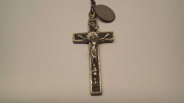 Terço antigo em metal e madeira