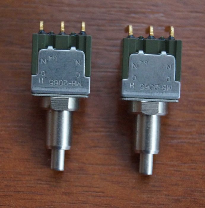 Перемикач кнопковий, однополюсний ВКЛ-ВКЛ. NKK Switches MB-2065