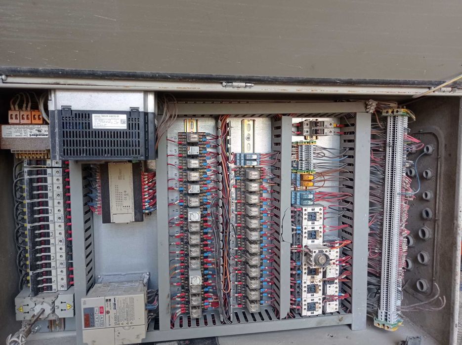 Metallic electrical cabinet with PLC and power supply.64751277340161123