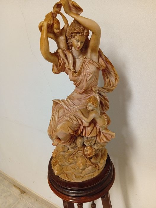 Escultura Decorativa Grande – Mulher com Crianças – Peça Clássica