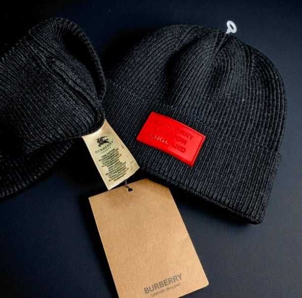 Шапка Burberry чоловіча з червоним лого