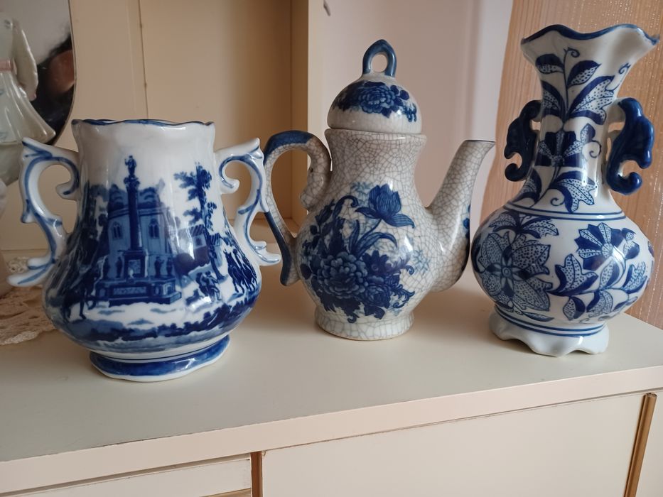 3 peças em loiça para decoração, fundo azul com desenhos azuis,