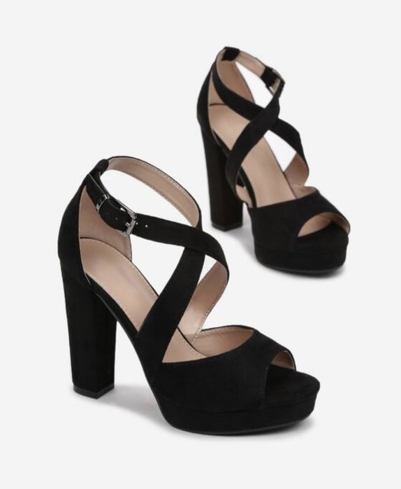 Czarne sandały na wysokim obcasie