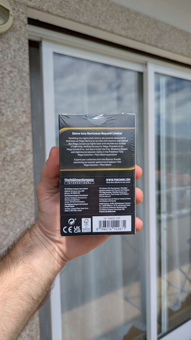 Pokémon TCG: Pitch Black Booster Bundle