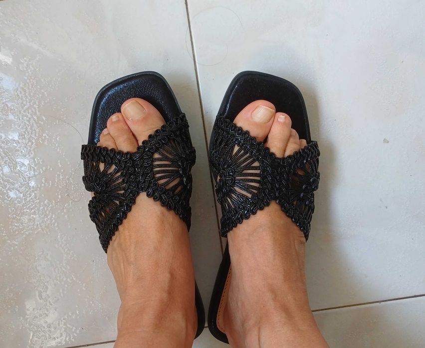 Chinelas - Pretas e Douradas 36