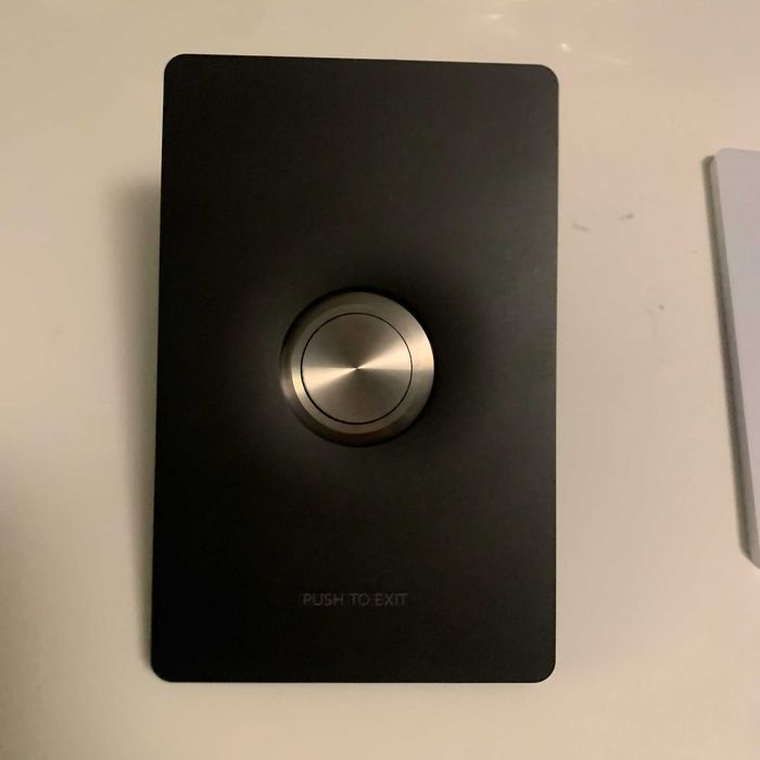 Кнопка для відкривання дверей