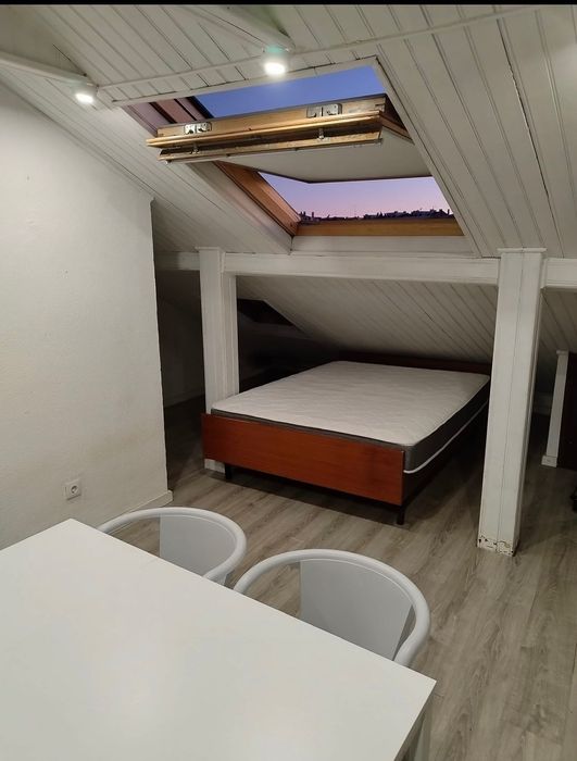 Arrendo Sótão T0+1  em Linda a velha