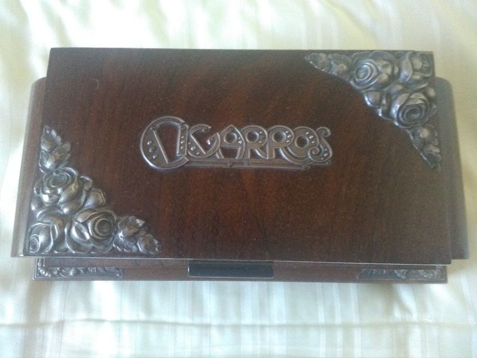 Caixa para guardar cigarros com aplicações em metal