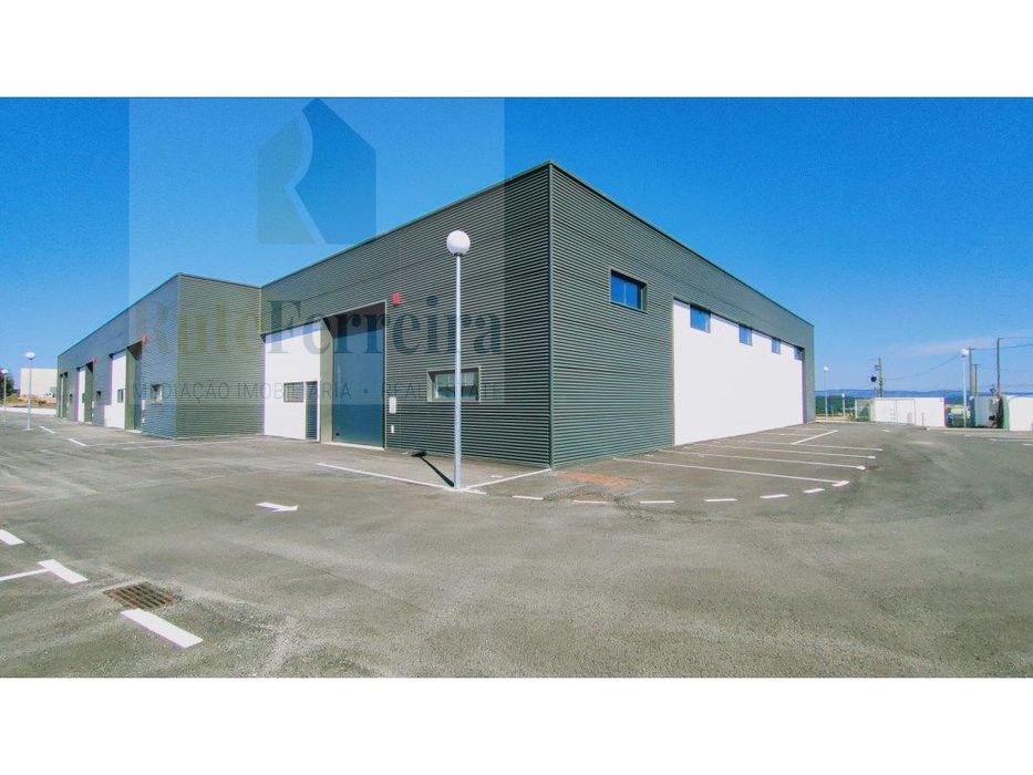 Armazém novo numa área Industrial!