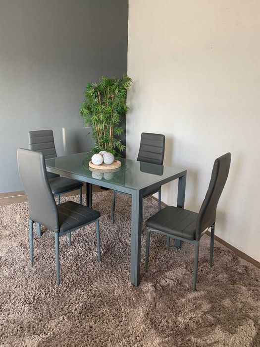 Mesa preta nova com 4 cadeiras - em promoção!!