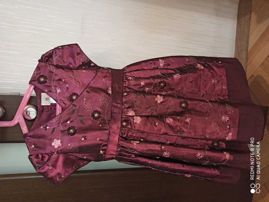 Нарядное платье на 6-9 лет