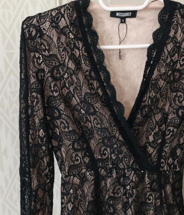 Єфектна чорна гіпюрова сукня