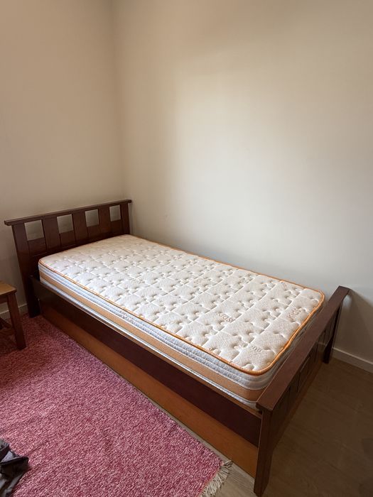 Cama de solteiro com colchao (com pouco uso)