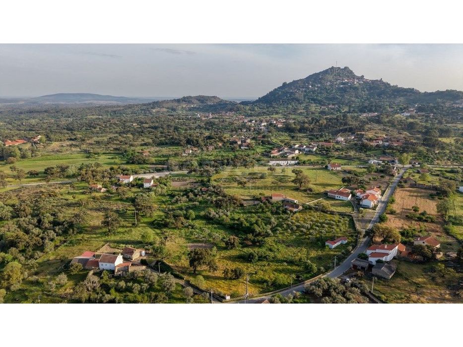 Moradia tradicional com terreno generoso e com vista deslumbrante p...