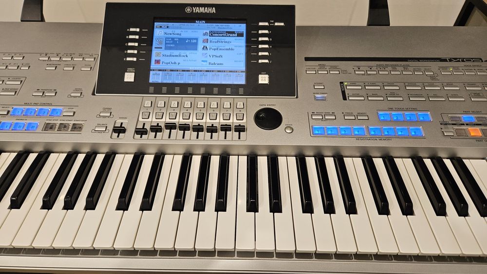 Tyros 4 stan idealny + gratisy