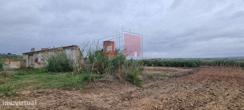 Terreno misto com ruína para reconstrução