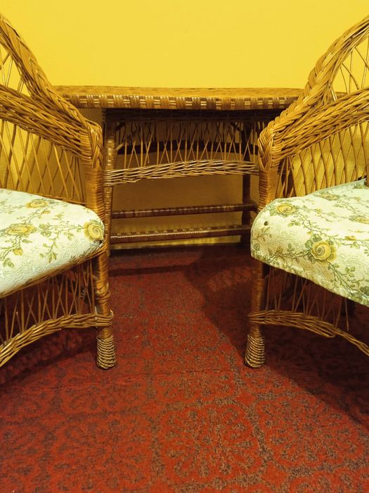 Продам комплект класичної плетеної меблі