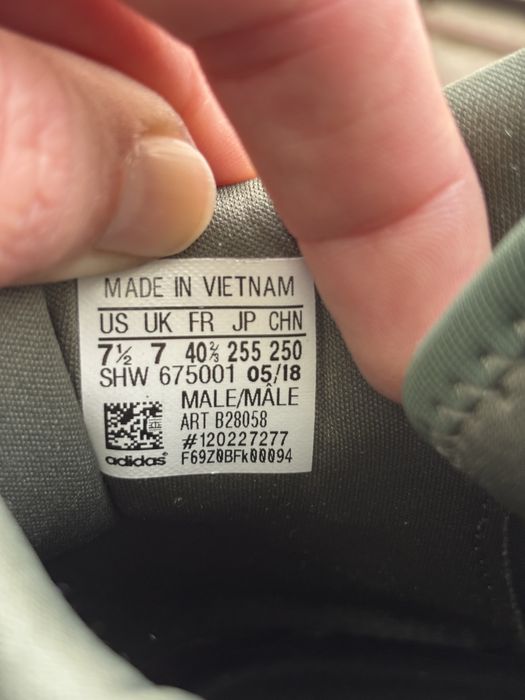 Продам оригинальные термокроссовки Адидас