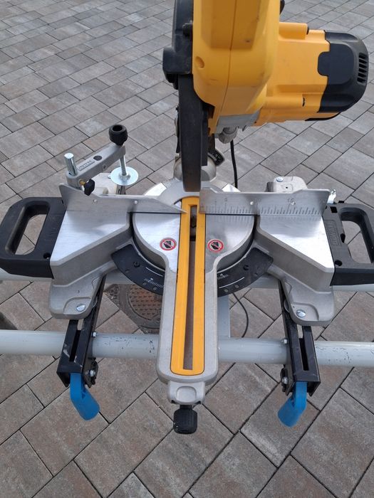 Ukośnica Dewalt DWS773 stół