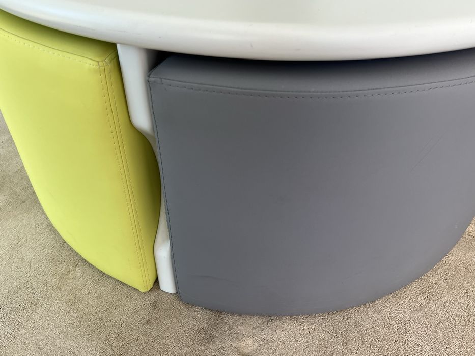 Mesa para criancas redonda com 4 bancos coloridos