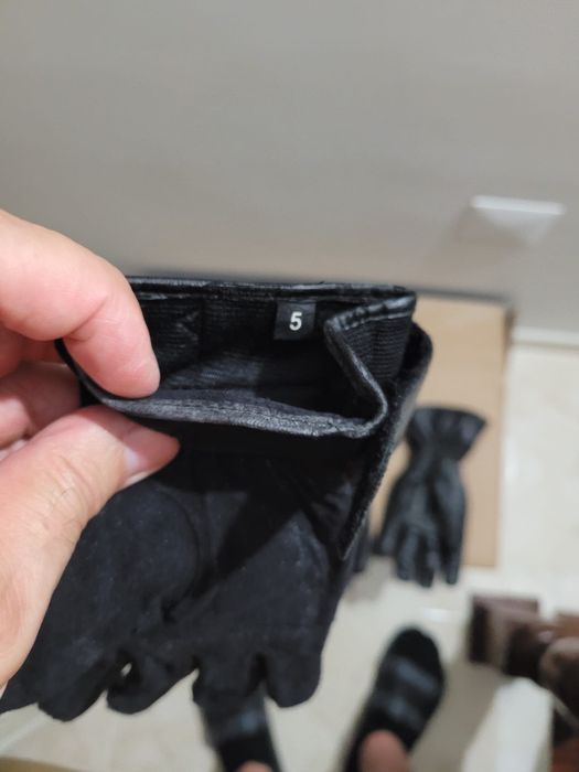 Casaco e 2 pares de luvas