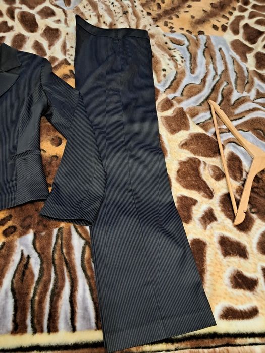 Продам очень красивый женский брючный костюм