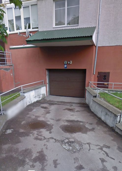 Здається паркінг Петлюри 34В