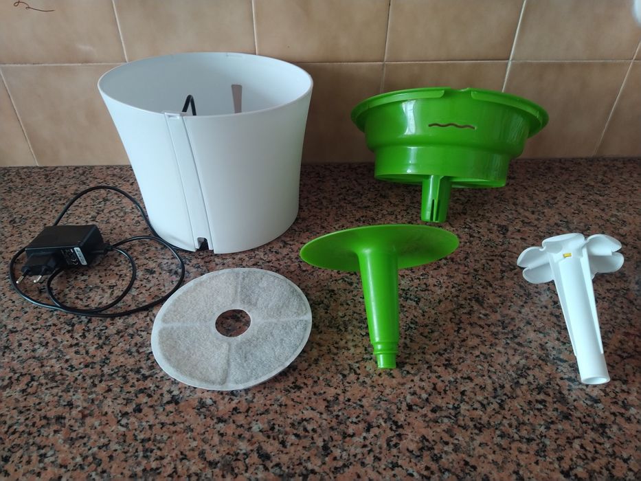 Bebedouro para gatos e cães com filtro casa quarto apartamento vivenda escritório gabinete carro cozinha.