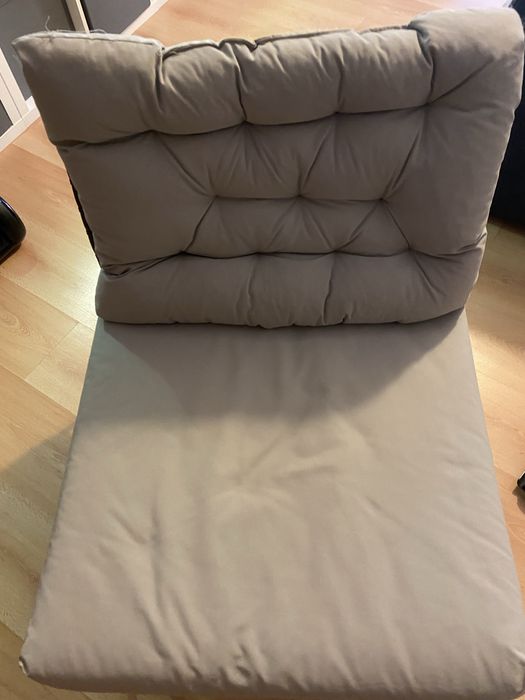 Cadrira Jutholmen de jardim do Ikea com almofadas