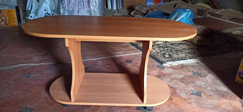 Журнальний стіл.