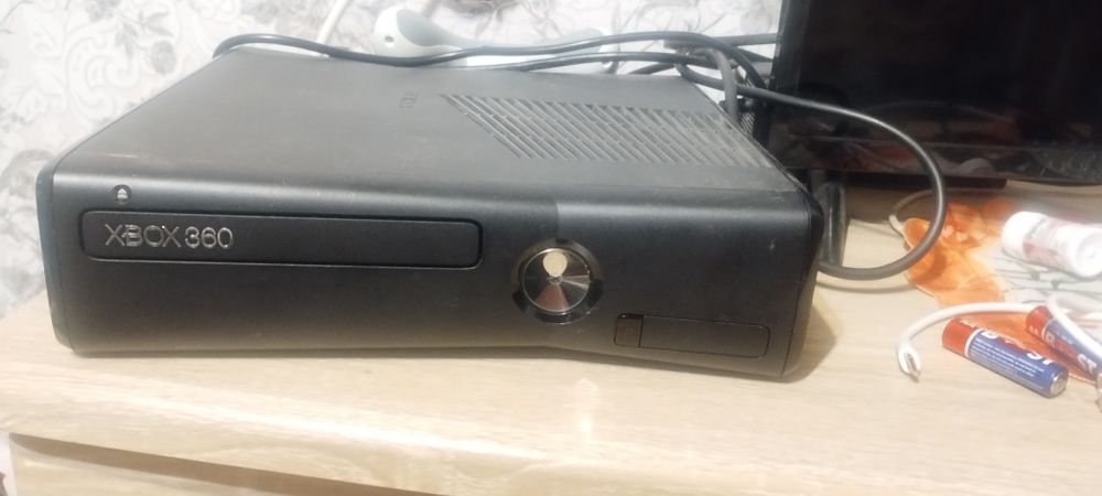 Продам х бокс 360 на 512 гіг з прошивкою FREBOOT два джойстика