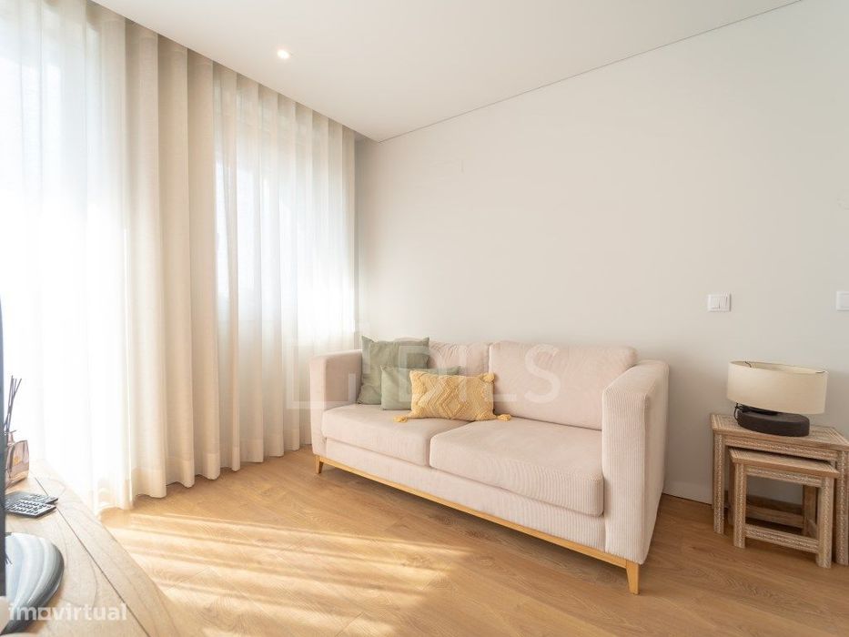 Apartamento T0 com varanda, garagem e arrumos em Matosinhos