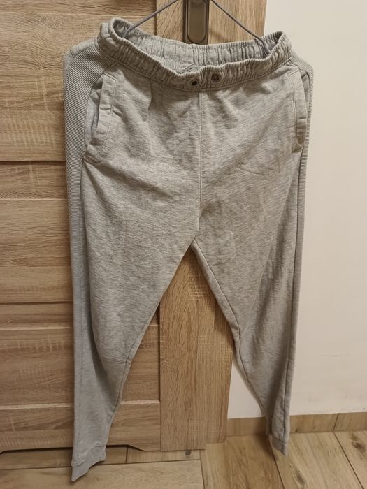 Szare dresowe spodnie marki Tu