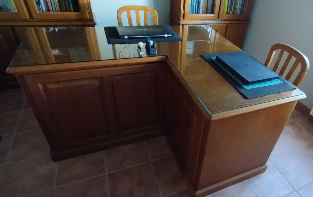 Secretária dupla em carvalho, em tampo em vidro em estado muito bem conservado