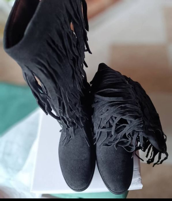 Bota de cano alto n 41 em camurça preta de franjas. Novas