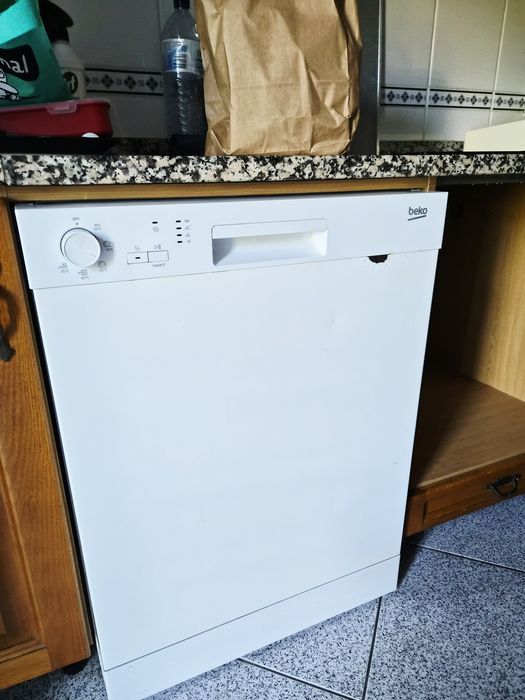 Pack de móveis e eletrodomésticos (Placa elétrica, máquina de lavar loiça, micro-ondas, mesa de jantar, cama, guarda roupa)